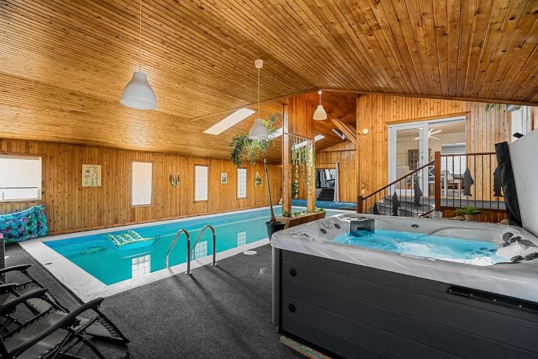 Luxe Paradise - Indoor Pool - Hotub - Sauna - Gym - Games - B&B Calgary