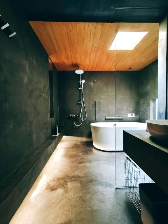 Luna House KIYOMIZU清水一棟貸し-Marshall-Netflix-2Meters ProjectionSCRN-GardenViewBathtub - B&B Kyoto