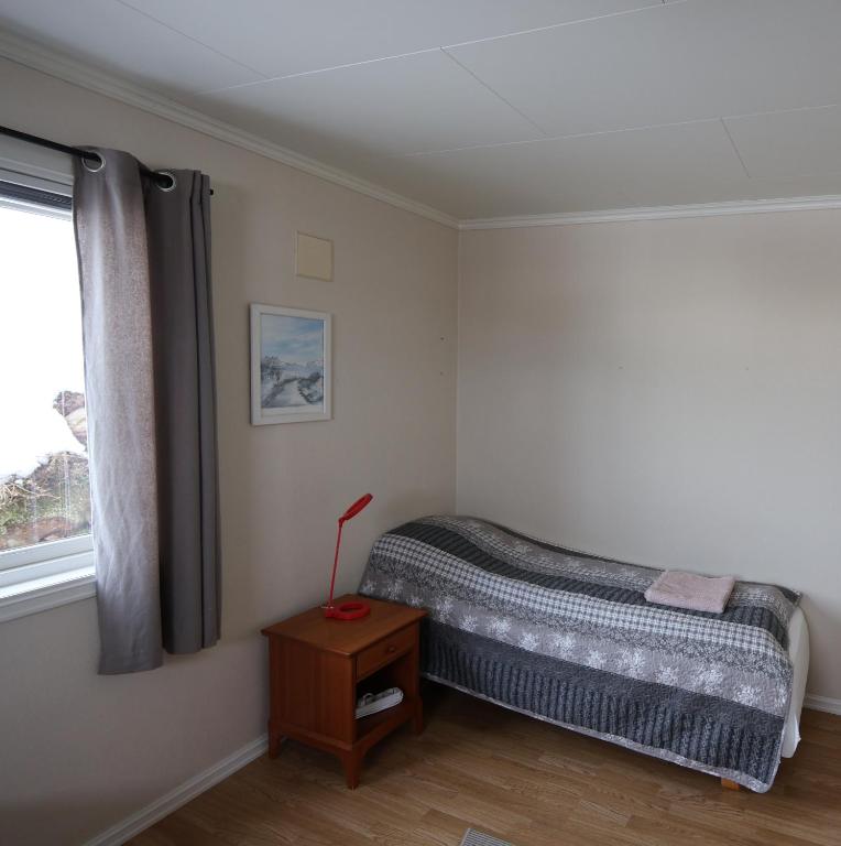 1 Soverom med 2 Soveplasser, Benytt alt i huset med meg og andre gjester - B&B Fedje