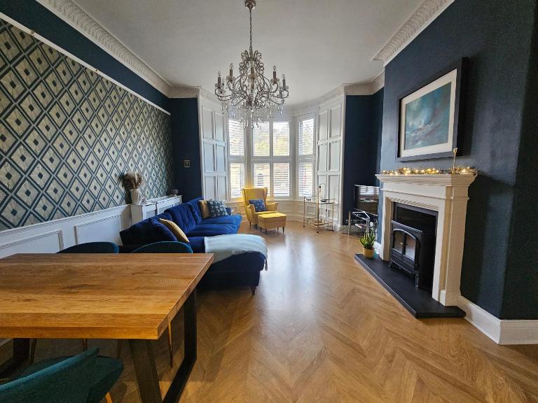 Spacious Edinburgh Home with Easy Access to Airport & City Centre - Ferienwohnung Edinburgh