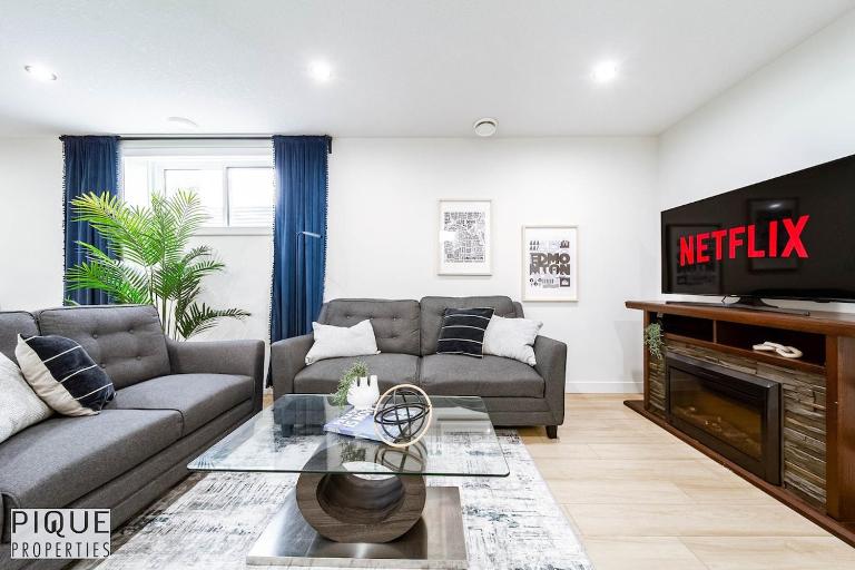 Modern Haven - Queen Bed - Wifi - Near Rogers and WEM! - B&B Edmonton