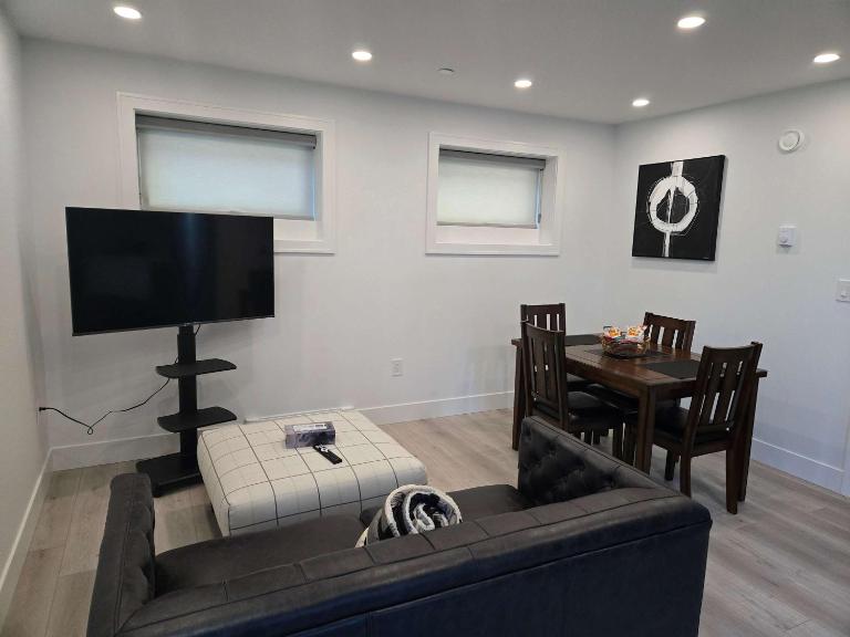 Elegant Vancouver Condo Contemporary One-Bedroom Suite and Fully Furnished Kitchen - Chambres d'hôtes Vancouver