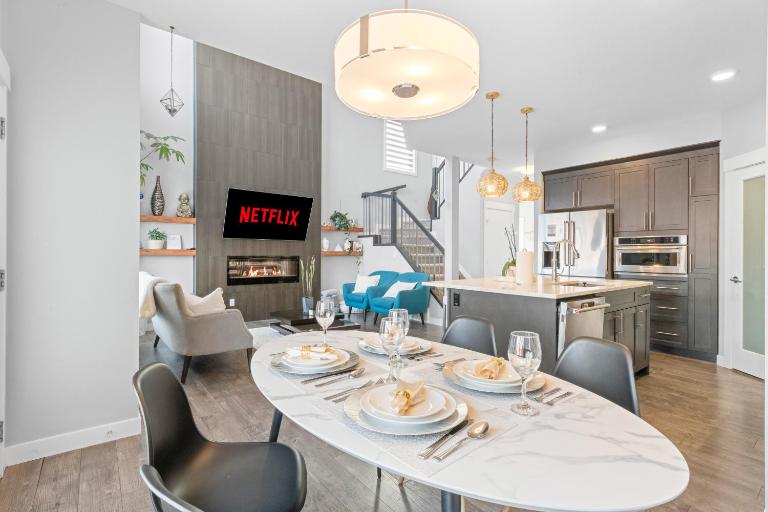 Northern Serenity a Modern 3BR in The Hills - Bed and Breakfast Edmonton