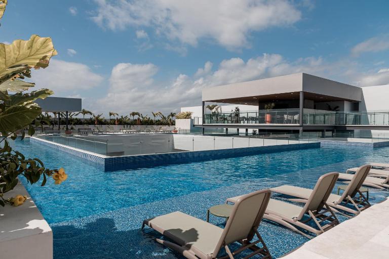 Playa's Golden Area -- Casa Omega 2BR 2BA tropical retreat, beach, infinite Pool, Gym - B&B Playa del Carmen