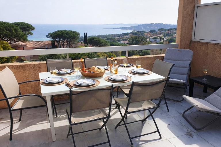 Nartelle Appartement avec Vue Panoramique, Piscine, Parking & climatisation - Bed and Breakfast Sainte-Maxime