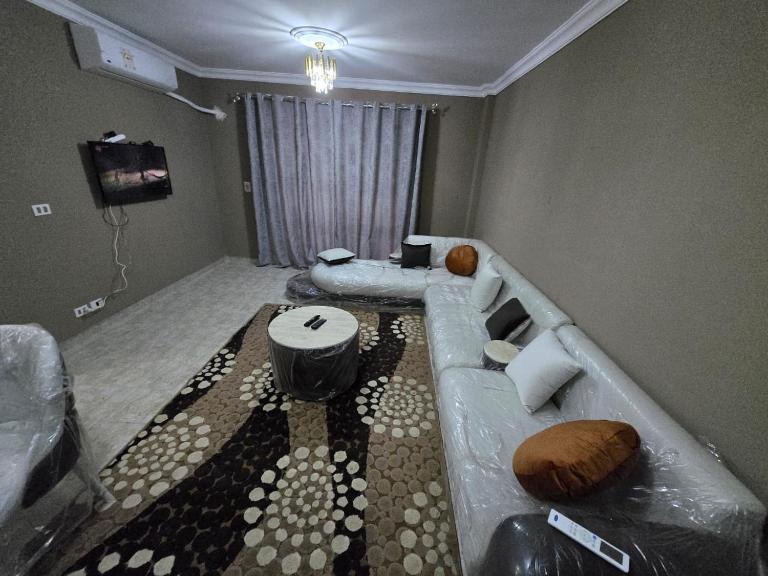 Modern Deluxe 3 Bedroom Apartment with 2 scenic balconies - B&B New Cairo