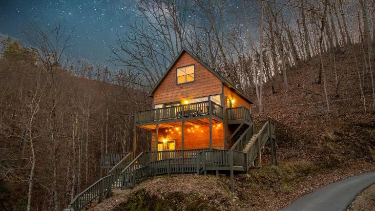 Secluded Cabin wHot Tub Fire Pit Views - B&B Pigeon Forge