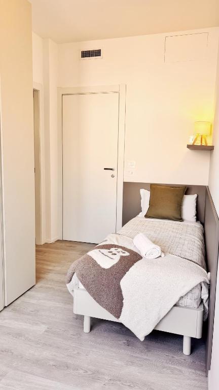 Venice Mestre, New Single Room with Balcony & Bath in 3 bedrooms apartment - B&B Mestre