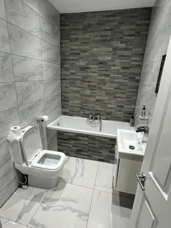 6 bedroom, North London Home - Sleeps 12 - Parking - Central location - B&B East Barnet