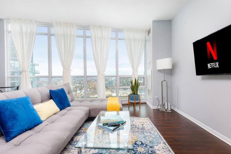 Designer Condo CN View in Downtown with Parking - Ferienwohnung Toronto