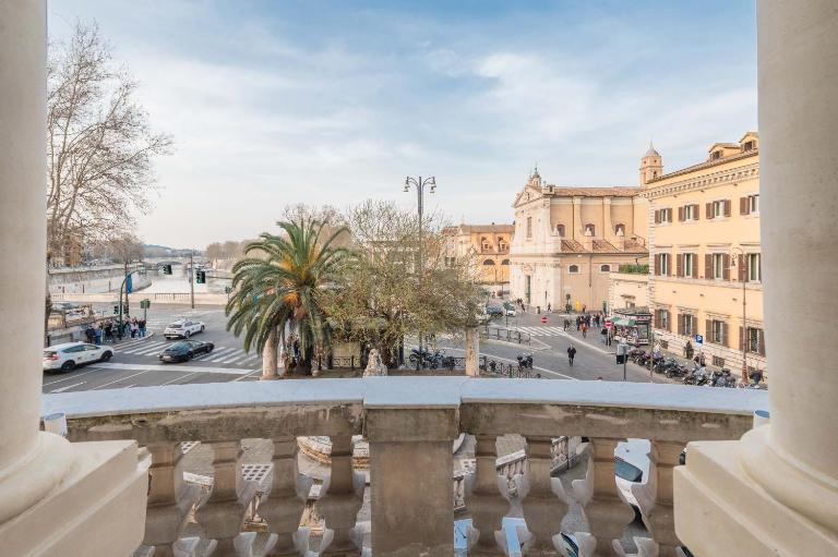Vista Ara Pacis - Appartamento Storico di Lusso 5 min Piazza di Spagna - Chambres d'hôtes Rome