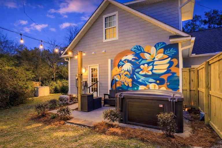 Artsy Downtown Retreat with Hot Tub - B&B Ocean Springs