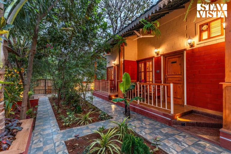 Woods & Bricks Cottage by VEO - Part of StayVista - Chambres d'hôtes Bangalore