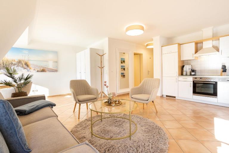 Villa Ambienta - Meeresbrise mit Strandkorb am Strand - B&B Ostseebad Binz