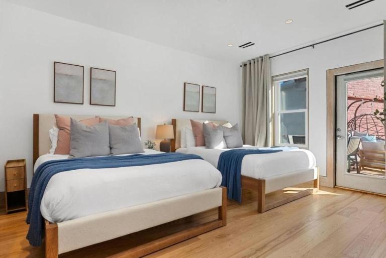 Upscale DC Row Home with Parking and Fire Pit - Bed and Breakfast Washington