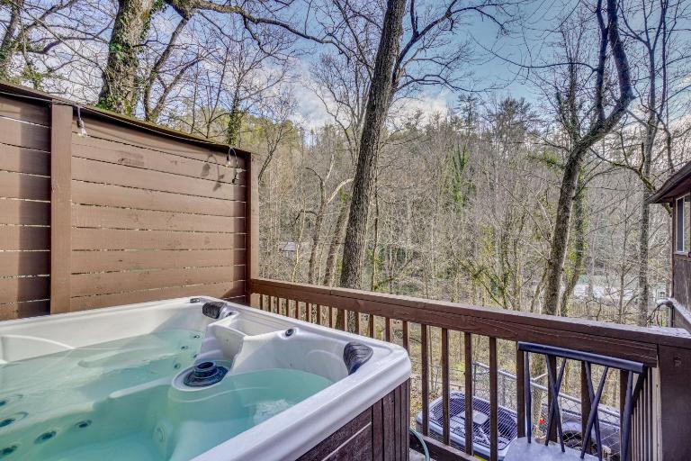 Private Hot Tub! Hillside Smokies Base Camp - B&B Townsend