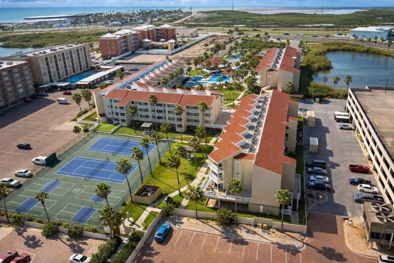 Fresh & Bright 1BR Condo - Pool View & Steps to Beach - B&B South Padre Island