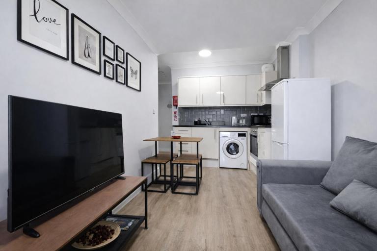 Modern1BR Apartment in Shepherds Bush W12 - B&B London