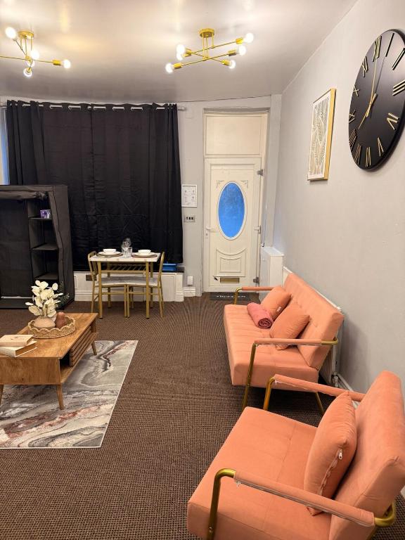 Comfortable Studio - Oldham Centre - Free Parking - Easy Manchester Access - B&B Oldham