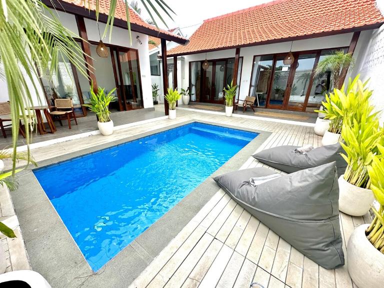 Seseh Beach Villa - B&B Prerenan