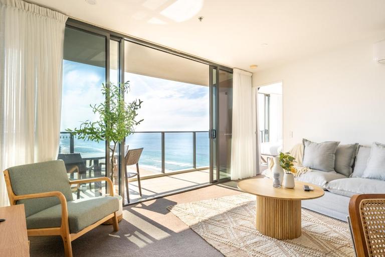 Beachfront 1BR Haven! Ocean Views, Iconic Location - Ferienwohnung Gold Coast