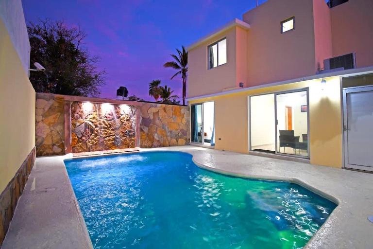 Poolside Retreat Lounge Parking Near Downtown - B&B La Paz