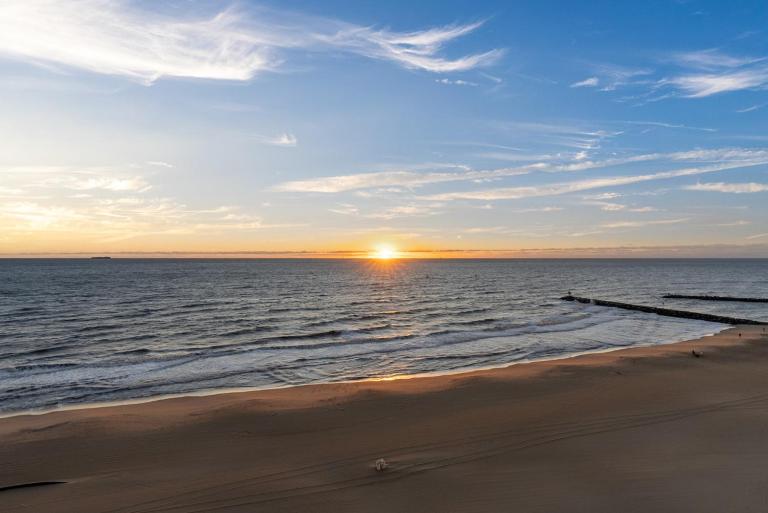 Oceanfront Beach Condo, Pool, Gym, Fishing Surfing - Bed and Breakfast Virginia Beach