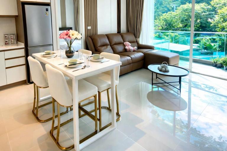Bright Modern 2BR Condo Near Central with Pool, Gym & Mountain View - Bed and Breakfast Ban Ket Ho