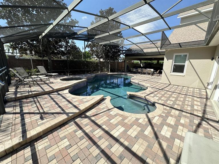 Luxurious Getaway Pool Hot Tub Theater Gym Outdoor Kitchen BBQ 2 Miles to Disney - Bed and Breakfast Orlando