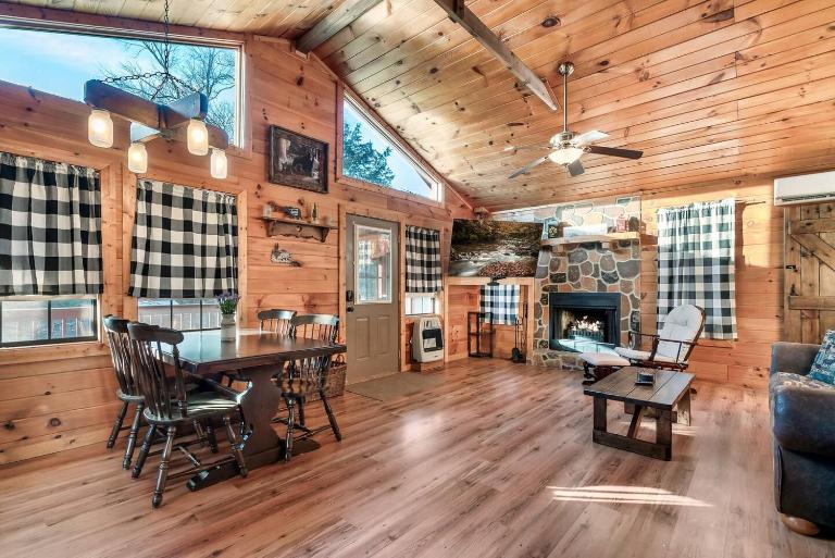 Smokies Cabin, Dog Friendly, Near Pigeon Force - B&B Sevierville