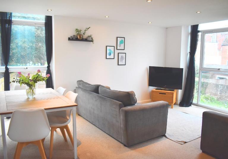 Cawley Priory, Spacious 2 Bedroom City Centre Flat with Parking Space - Chichester Holiday Properties - B&B Chichester