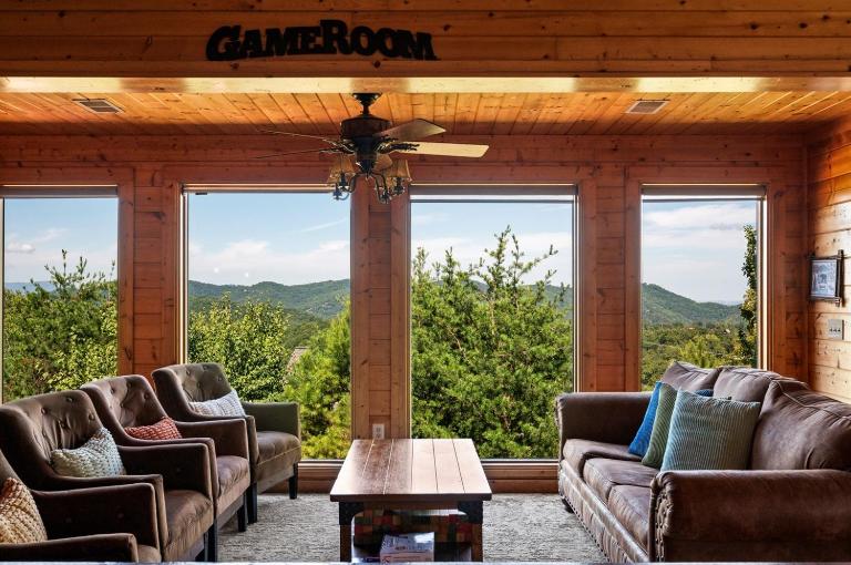 Mountain View! 6BR Cabin, Yard, Firepit, Game Room - B&B Sevierville