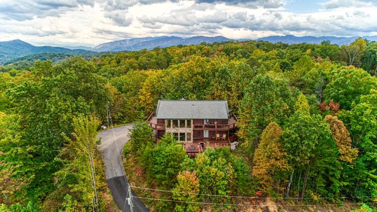 Panoramic Mountain View! 6BR, Firepit, Game Room - B&B Sevierville