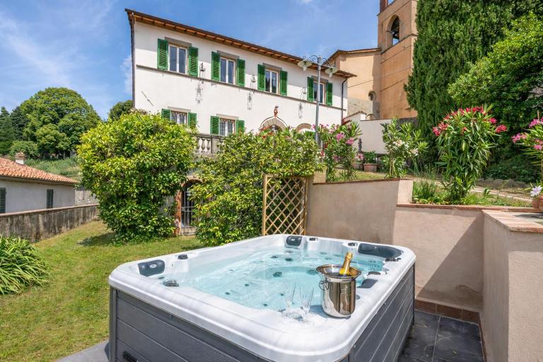 VILLA Castel del Monte - Panoramic Tuscan Villa with Jacuzzi - B&B Pescia