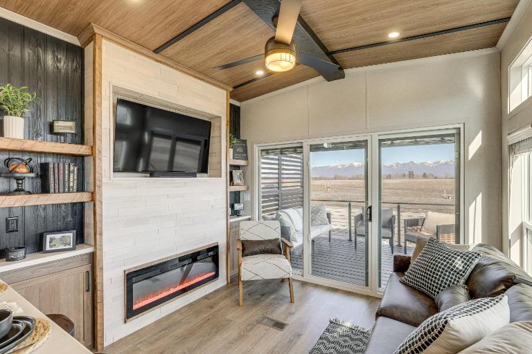 "Cozy Montana" Home w/ Mountain Views! - Bed and Breakfast Kalispell