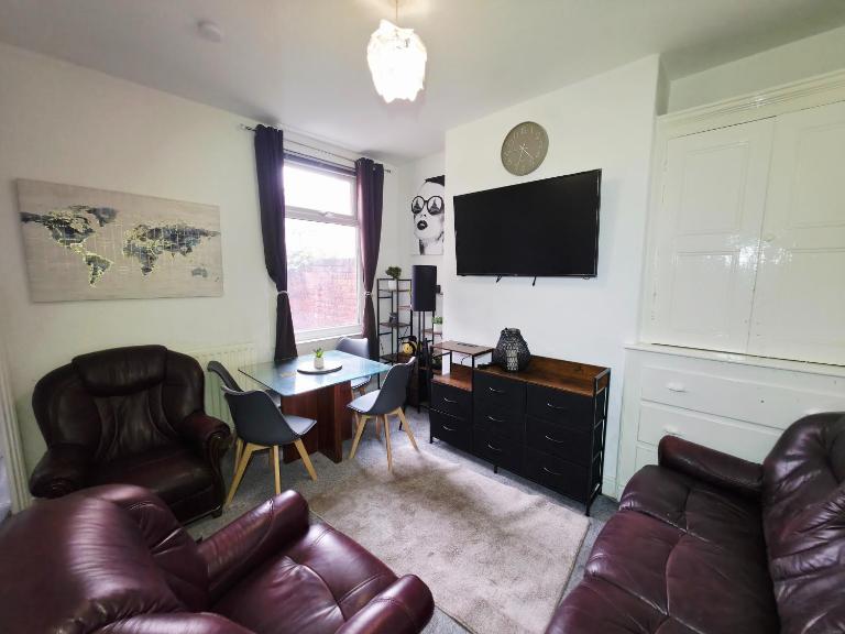 Aire St Home Large Group Stay Fast A66 A19 Access - B&B Middlesbrough