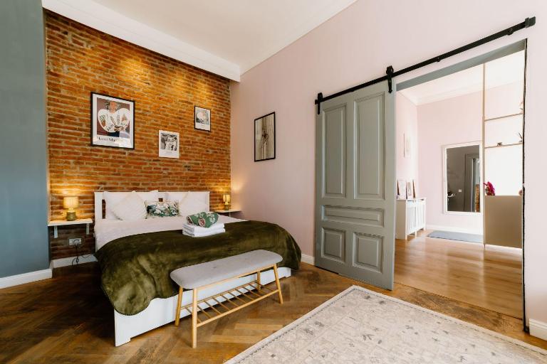 Ela's Chic Apartment - Ultracentral, Old Town - B&B Braşov