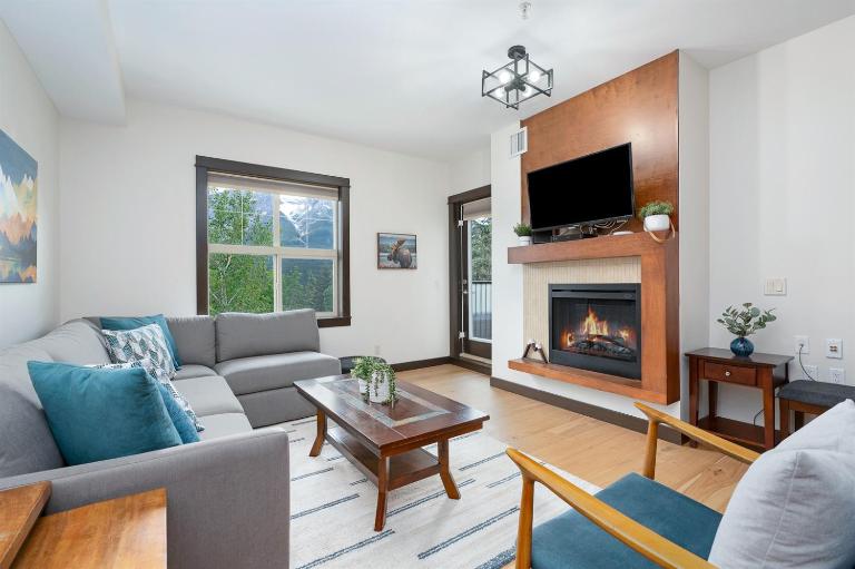 Heavenly Mountain Condo - Outdoor Hot Tubs & Steam Room - B&B Canmore
