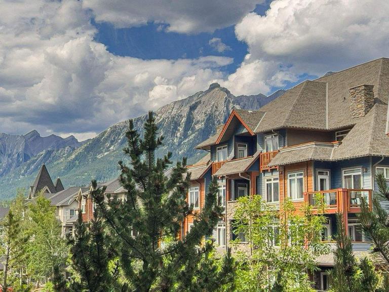 Gorgeous Mountain Condo - Pool & Hot Tub - B&B Canmore