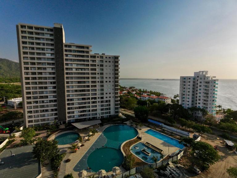 Apto Lujo Vista Mar Piscina AC WIFI Playa a 3 min en Santa Marina - Chambres d'hôtes Santa Marta