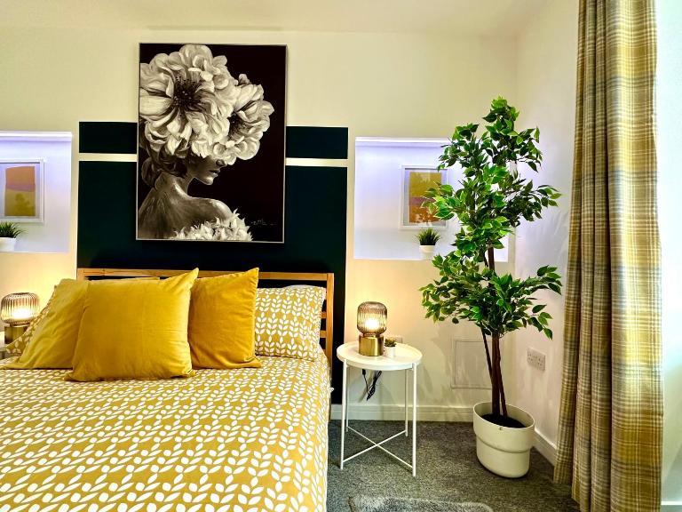 Massive New 8 bedroom House Sleeps up to 21 - Accepts Groups - Great Location - FREE Parking - Fast WiFi - Smart TVs - sleeps up to 21 people - Close to Bournemouth & Poole Town Centre & Sandbanks - B&B Bournemouth
