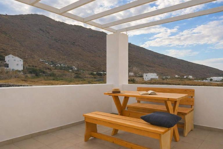 Santorini's Old Mill Serene Getaway by Pori Beach - Ferienwohnung Vourvoúlos