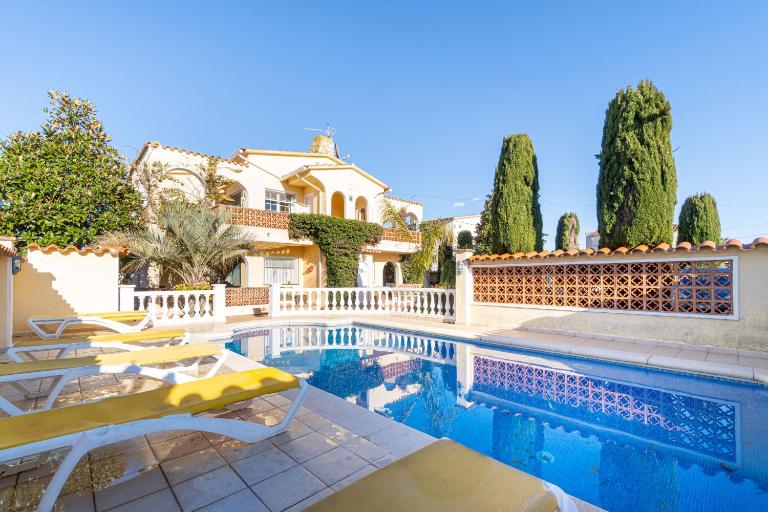 RESIDENCIA ALBERES -Apartamento completo con piscina, barbacoa, parking- B - Ferienwohnung Empuriabrava