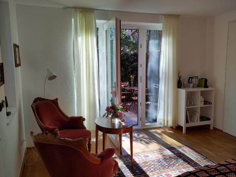 Zimmer am Ring - ruhiges Zimmer im Grünen, Frühstück auf eigener Terrasse mit Morgensonne und fußläufig zum Badeplatz Schwarzindien am Mondsee - B&B Sankt Lorenz