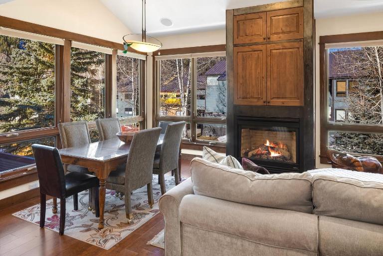 Walk to Festivals! Windows, Fireplace, Hot Tub condo - B&B Telluride