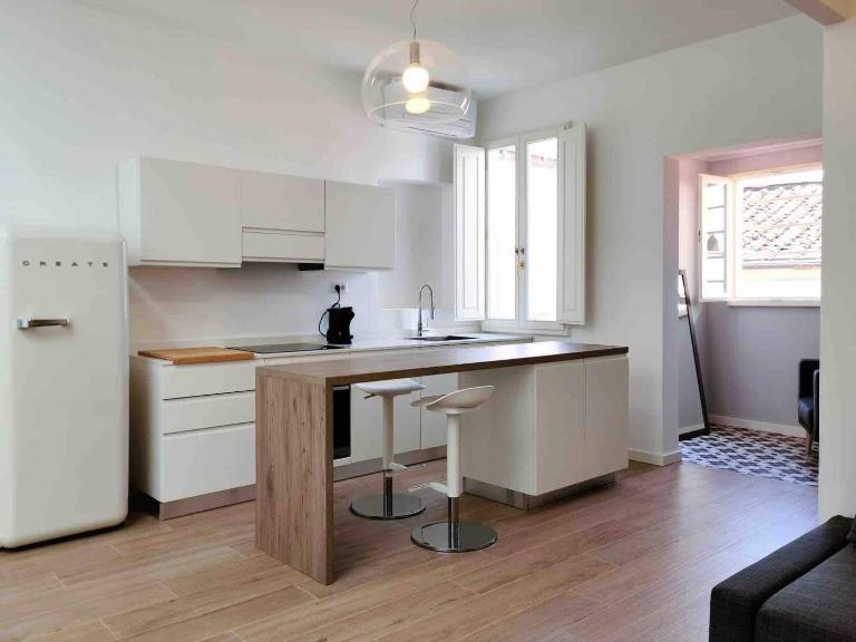 Elegant 2BR Apartment 2 Bathrooms Sleeps 6 - B&B Firenze