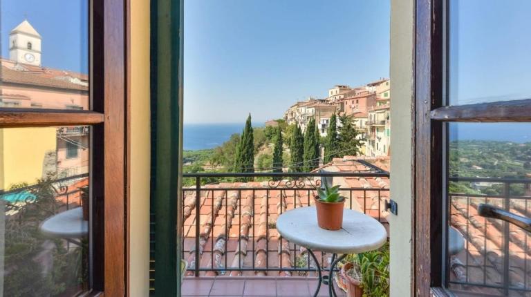 Vista su Montecristo - Goelba - B&B Capoliveri