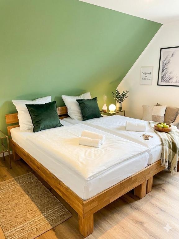 Großes Apartment,Ferienwohnung Mut 90 qm2, großer Aufenthaltsbereich für Firmen, Gruppen, Familien, Nahe Ulm, 3 Schlafzimmer, WLAN,Hotel-TV,Einzelbetten,Garten,ruhige Lage,Bettwäsche,Handtücher inklusive,Self Check-in,Nahe BWK,Uni,Legoland - Chambres d'hôtes Blaustein