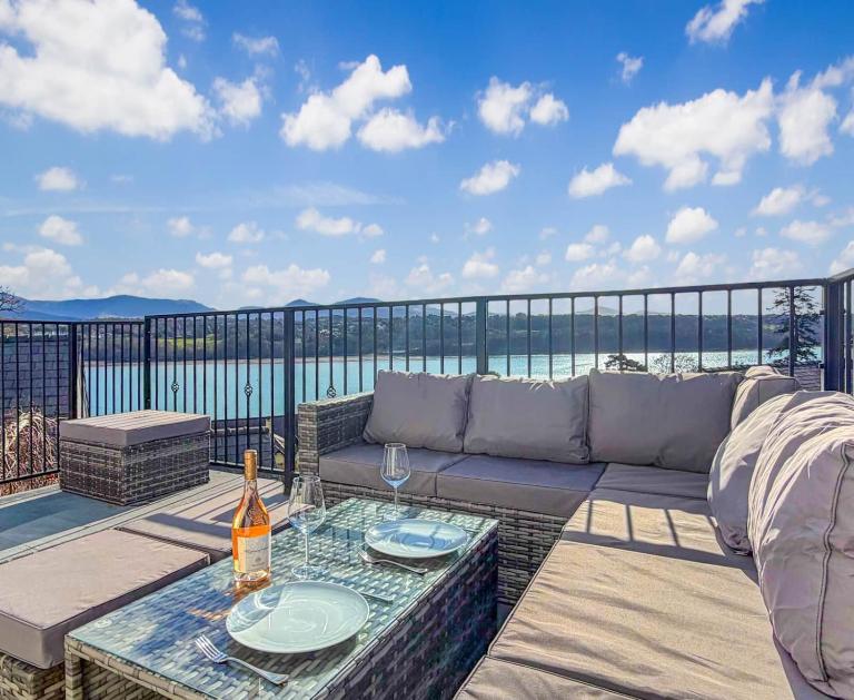 Brynteg Cottage | Sea Views | Hot Tub - B&B Menai Bridge
