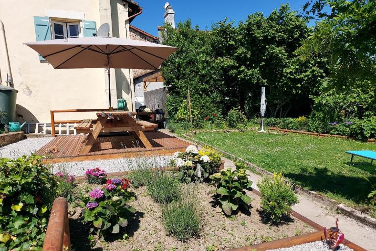 2Bed House Sleeps 4 - Parking Views 3min to Town - B&B Confolens